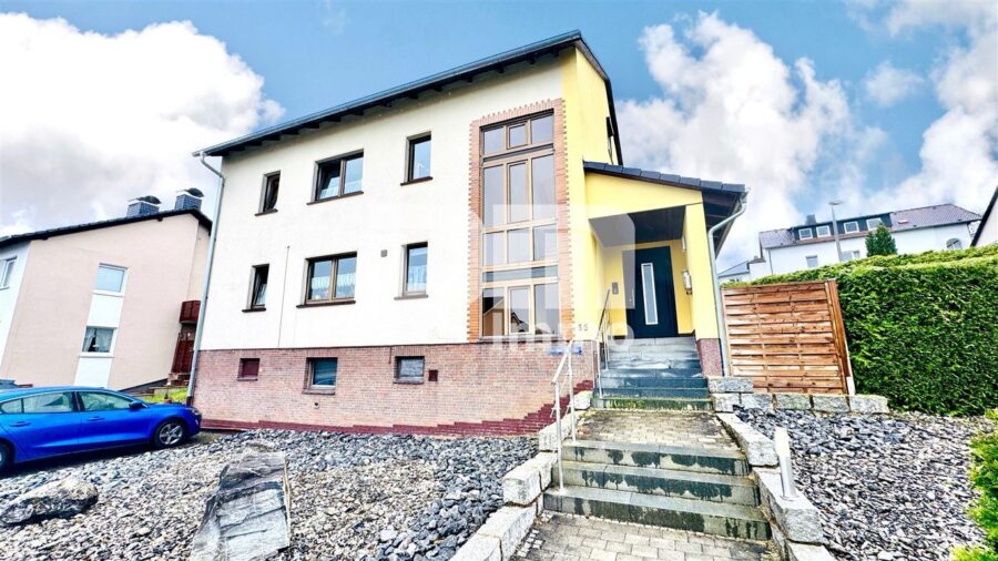 Umfangreich teilsaniertes Dreifamilienhaus mit Garage + PV Anlage und großem Garten - Frontansicht